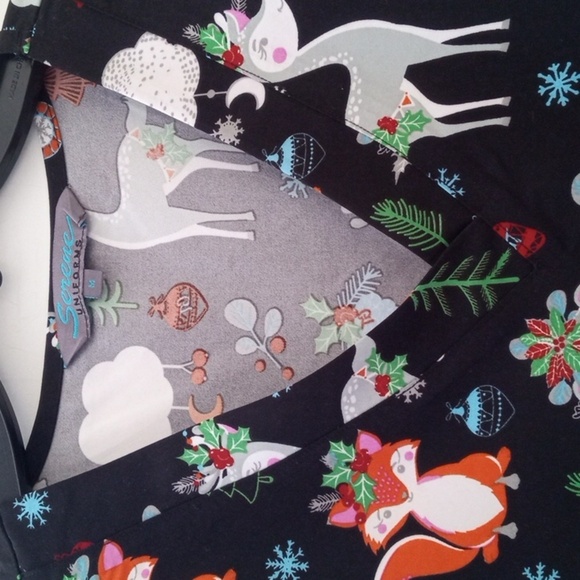 SERENE BLACK V-NECK SHORT SLEEVE TWO POCKET MEDICAL SCRUB TOP SIZE MEDIUM NWT - Picture 6 of 10